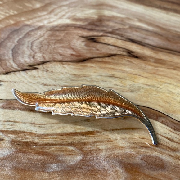Golden Feather Brooch - Picture 4 of 7